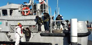 Rescató Marina a 13 tripulantes de naufragio en Ensenada