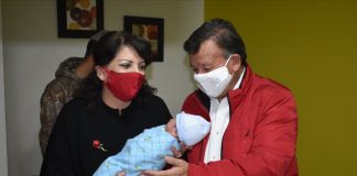 Visitan presidenta del DIF y alcalde municipal a Ángel Emiliano primer bebé del 2021 en NCG