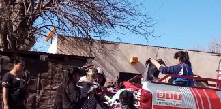 Entregan chamarras y ropa en campos agrícolas de Guadalupe Victoria en Casas Grandes