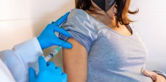 Vacunación vs COVID-19 a mujeres embarazadas tiene más beneficios que riesgos