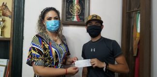 Entrega la alcaldesa Yesenia Reyes apoyo a joven deportista
