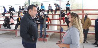 Entrega el Presidente Municipal, Cruz Pérez Cuéllar, mobiliario a escuela de El Sauzal