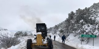 Moviliza SICT Chihuahua maquinaria pesada para retiro de nieve en carretera