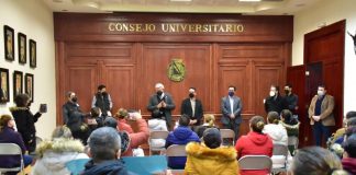 Recibe Rector UACH a estudiantes inconformes de enfermería