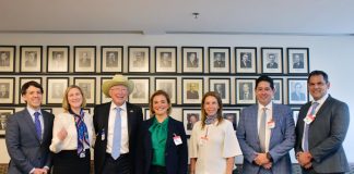 Acuerdan Gobernadora y Embajador Ken Salazar cooperación en seguridad fronteriza y atención a migrantes