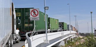 Ascienden a más de 20 mil los transportes de carga detenidos en puentes fronterizos