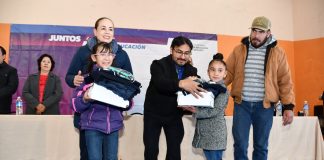 Apoya Estado con uniformes y útiles escolares a estudiantes de Educación Básica en Madera