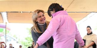 Da Maru Campos banderazo de inicio a entrega de chamarras del programa “Juntos sin Frío” 2023