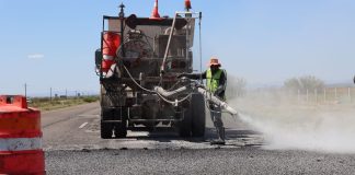 Repara Gobierno del Estado baches en la carretera federal Vía Corta a Parral