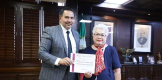 Entrega reconocimiento el alcalde Cruz Pérez Cuéllar a la especialista en ecología Cristina Cortinas