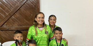 Alcaldesa de NCG, Lic. Edith Escárcega entrega medallas a la academia de futbol Bravos de NCG