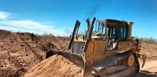 Alcaldesa Ivonne De La Hoya gestiona máquina D-6R para trabajos de mantenimiento en canales de “El Sabinal”