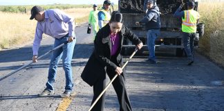Gobierno municipal de Ascensión y ciudadanos continúan con el bacheo en carreteras federales
