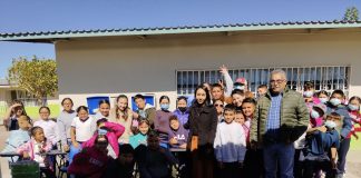 Alcaldesa Ivonne De La Hoya entrega bancas y pintura a la primaria Alfonso Martínez Facio