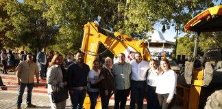 Entrega presidente Cruz Pérez Cuéllar retroexcavadora a Valle de Allende