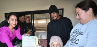 Presidenta Ivonne De La Hoya entrega actas de doble nacionalidad en Puerto Palomas de Villa