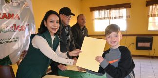 Presidenta Ivonne De La Hoya entrega actas de doble nacionalidad en la cabecera municipal