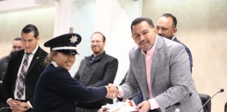 Destacan su labor y reconocen a la policía vial Fabiola Martínez