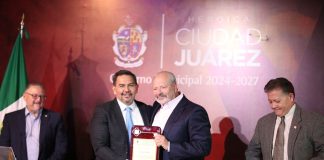 Presidente Cruz Pérez Cuéllar entrega las llaves de Ciudad Juárez al exalcalde de El Paso, Oscar Leeser