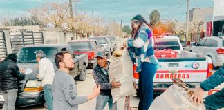 Continúa la entrega de leña en la colonia Reforma por la alcaldesa de NCG y Protección Civil