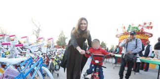 Parte presidenta del DIF, Rubí Enríquez rosca gigante