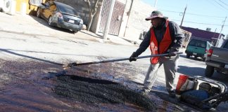 Con programa permanente de bacheo obras públicas de Juárez brinda mantenimiento a las calles