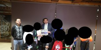 Visitan al presidente Cruz Pérez Cuéllar integrantes de la rondalla Voces del Desierto