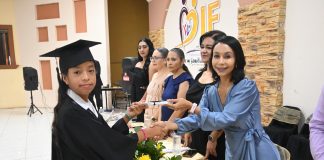 Emotiva ceremonia de graduación en el Centro Cívico de Ascensión reúne a autoridades, docentes y familias