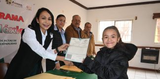 Presidenta Ivonne De La Hoya entrega actas de doble nacionalidad del programa “Soy México”